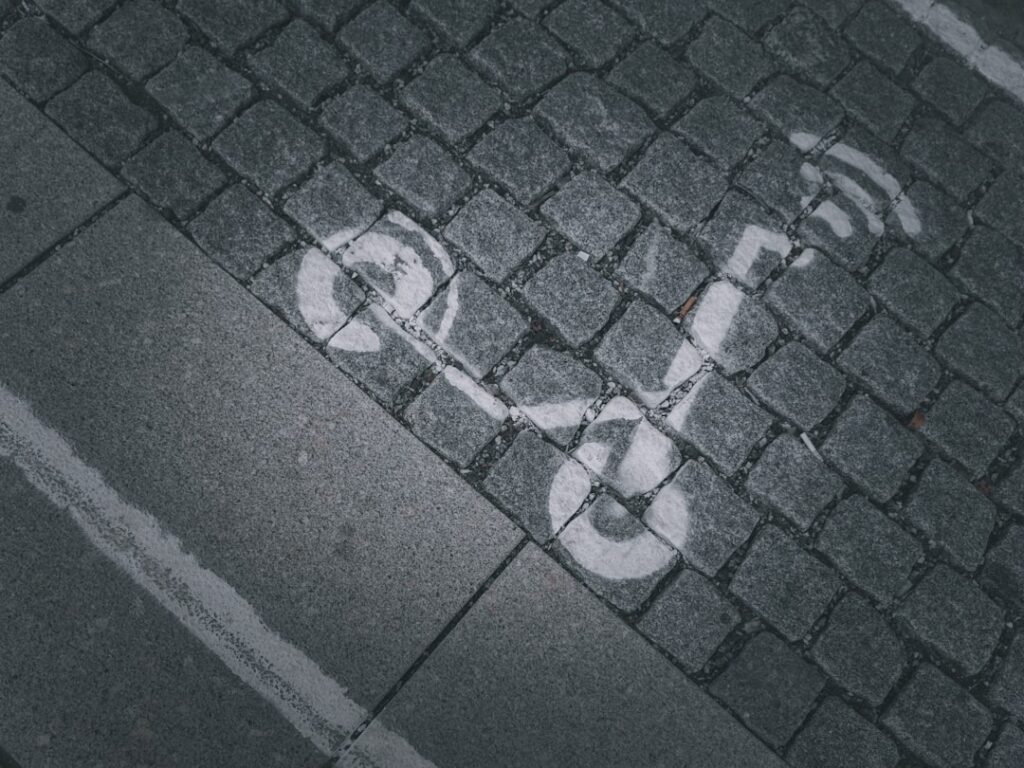 Osoba płacąca mandat za parkowanie