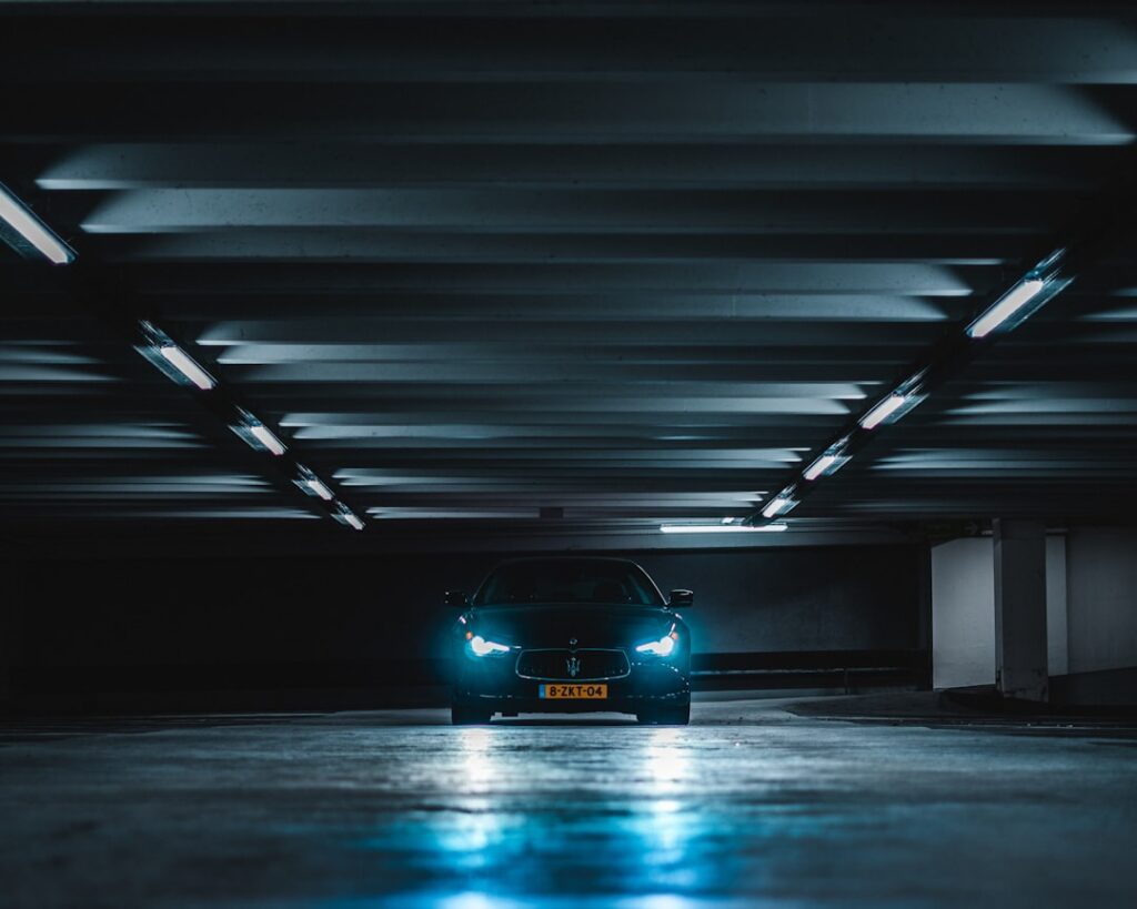 Samochód parkujący równolegle na miejskim parkingu