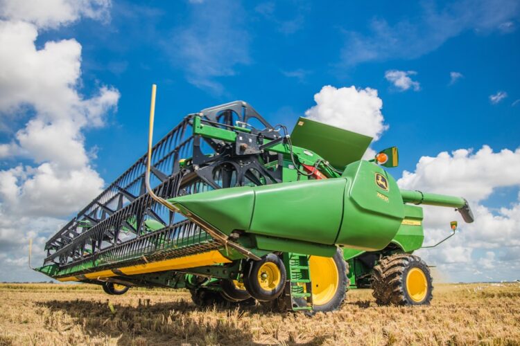 Traktor podczas parkowania w grze online
