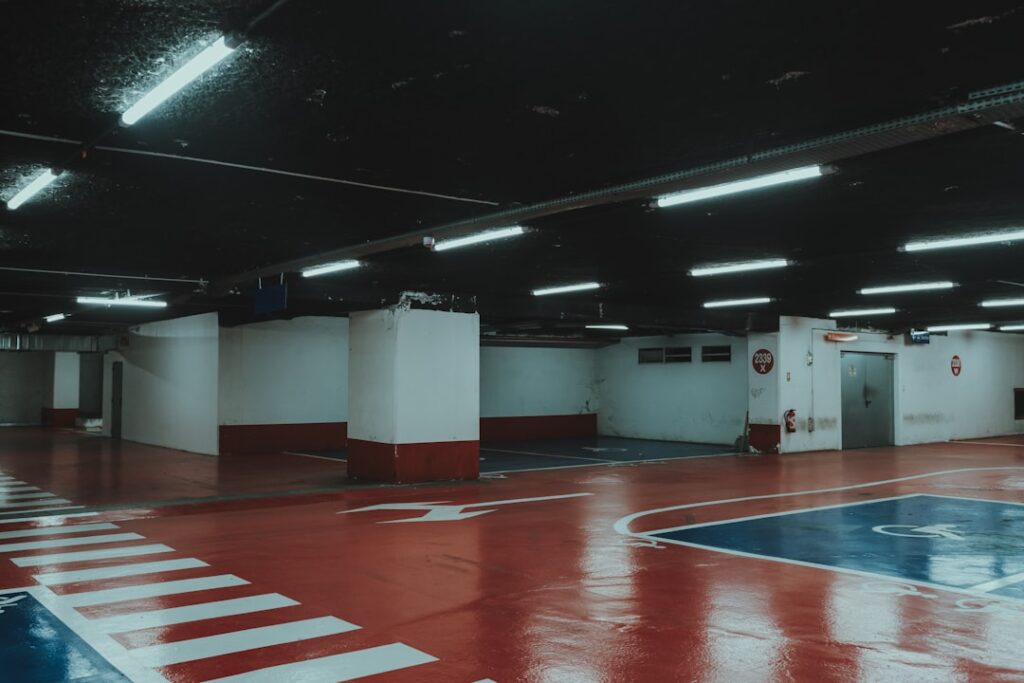 Zdjęcie ilustrujące parkowanie samochodu w mieście