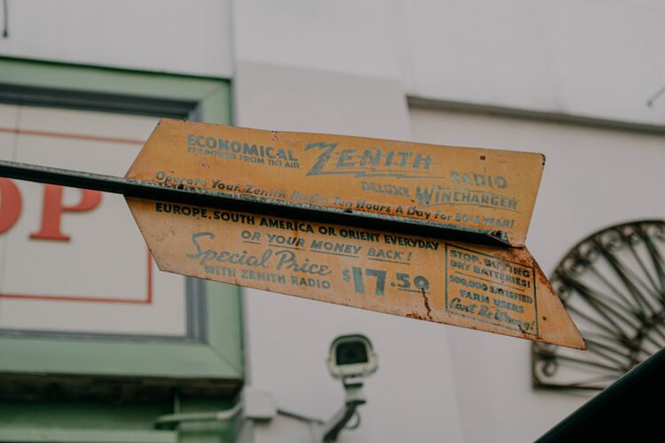 Mandat za nieopłacone parkowanie na przedniej szybie samochodu