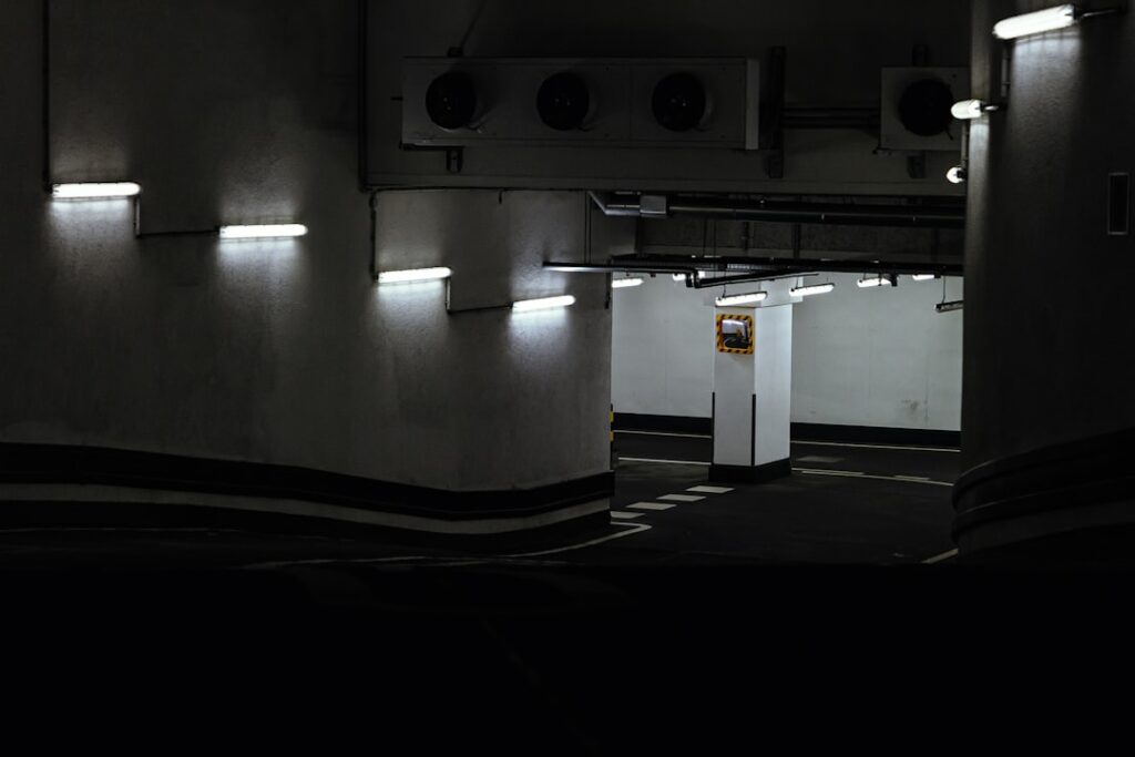 Samochód parkujący na drodze dojazdowej