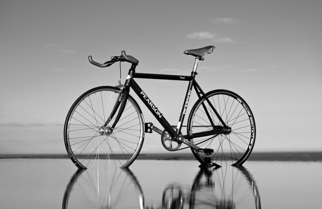 Samochód zaparkowany na drodze rowerowej