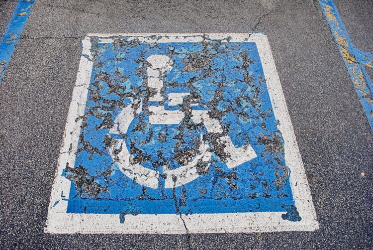 Samochód zaparkowany poprawnie na miejskim parkingu