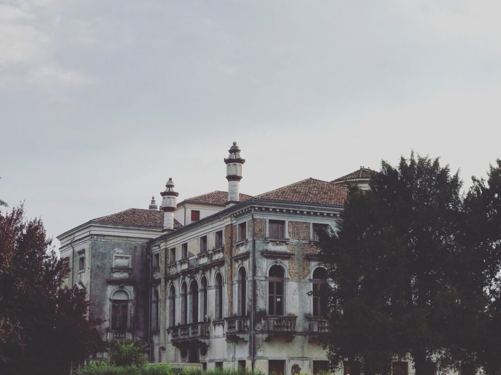 Widok na miejsca parkingowe w Bari dla turystów z Polski 2025
