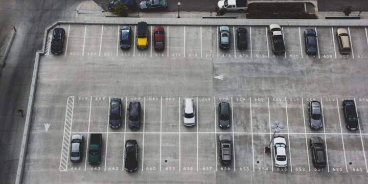 Nowoczesne rozwiązania parkingowe w Pitesti - semiautomatyczne parkingi typu puzzle i płatności mobilne