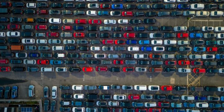 Zdjęcie prezentujące parking w Pilznie, idealne ilustrujące opłaty i lokalizacje parkowania