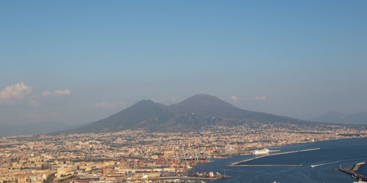 Uliczne parkowanie w Neapolu, Włochy