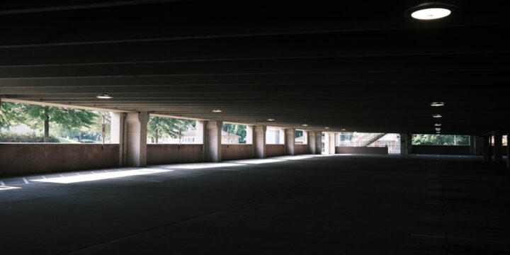 Zdjęcie ukazujące parkowanie w różnych systemach na świecie