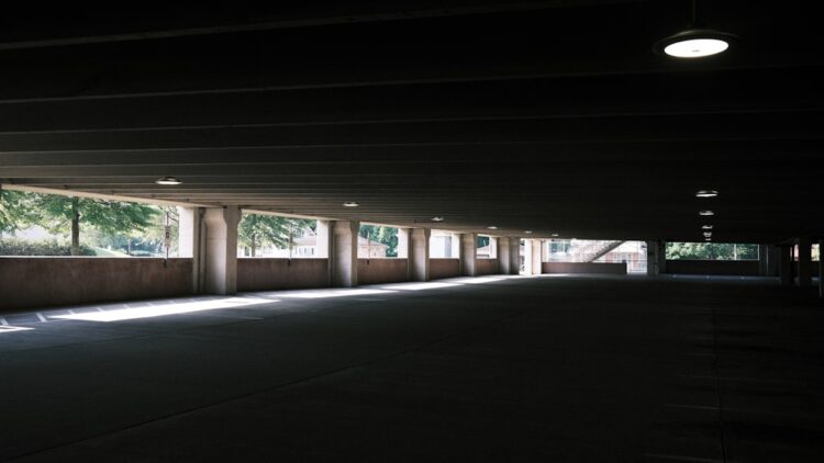 Zdjęcie ukazujące parkowanie w różnych systemach na świecie