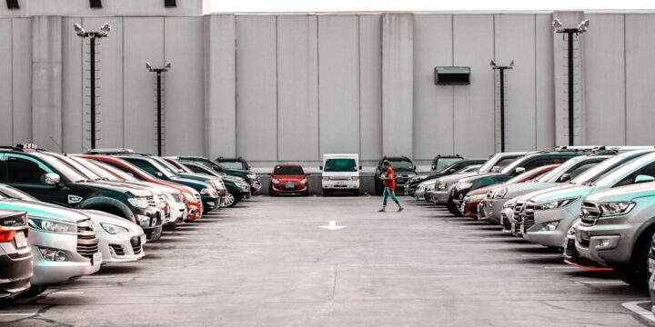 Parkowanie w Palermo, widok na strefy parkowania i znaki drogowe