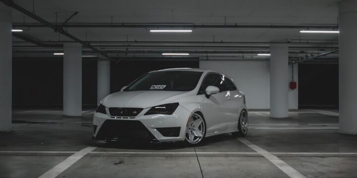 Zdjęcie ukazujące parking w Sassari przykładającym szczególnie uwagę na Strefę Niebieską i garaże