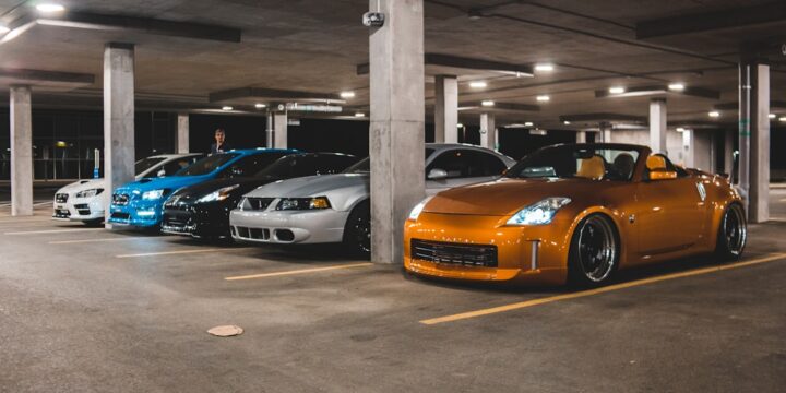 Pojazdy zaparkowane w mieście Ruse w Bułgarii