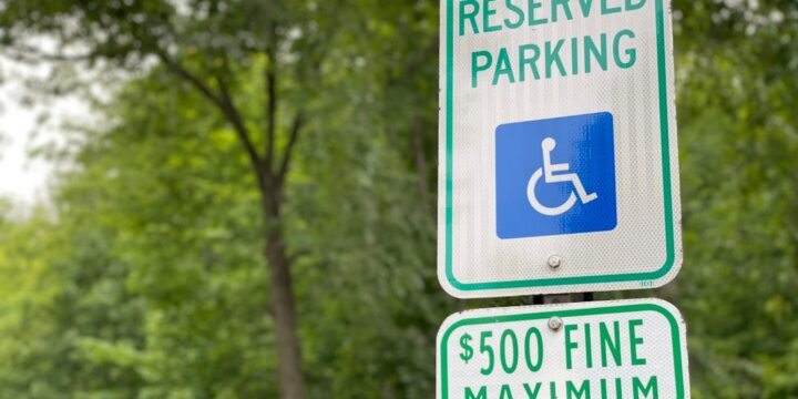 Parkowanie w Segedynie – przewodnik po strefach, cenach i dostępnych hotelach