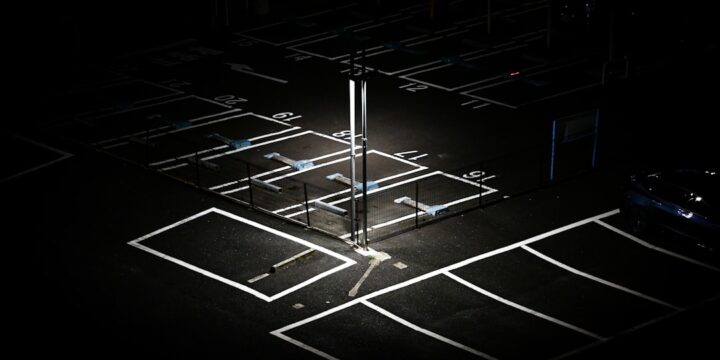 Samochody zaparkowane w Rheine blisko popularnych atrakcji turystycznych