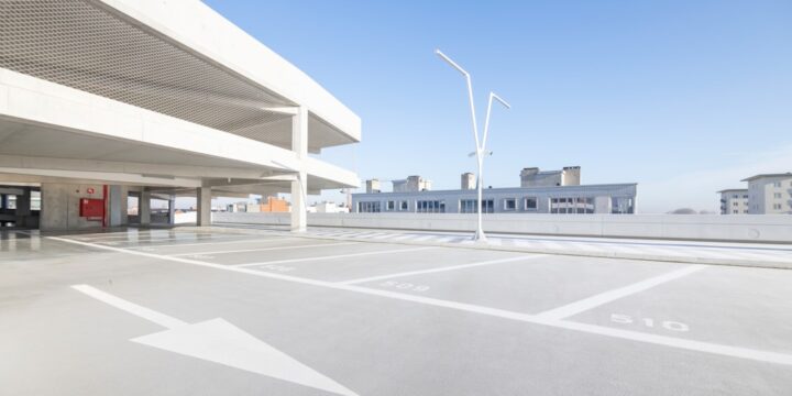 Parkowane samochody w Rijeka, widok na strefy parkingowe