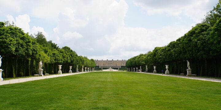 Parkowanie w Wersalu - widok na pałac i parking