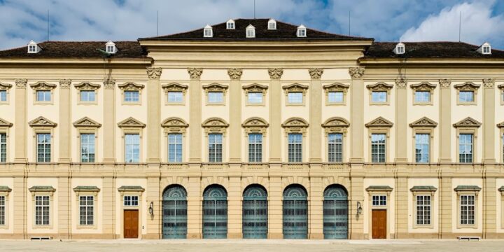 Uliczki Wiednia z widokiem na parkowane samochody