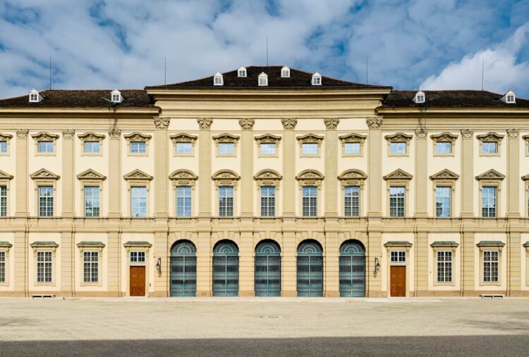 Uliczki Wiednia z widokiem na parkowane samochody