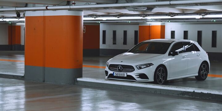 Zdjęcie ilustrujące parkowanie w miejskiej przestrzeni