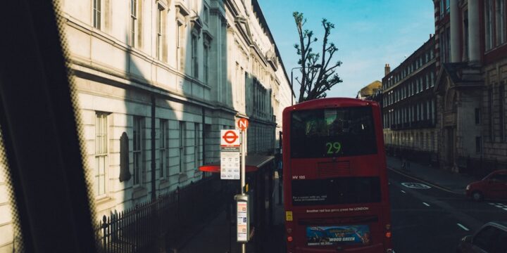 Bus zaparkowany na parkingu w Warszawie
