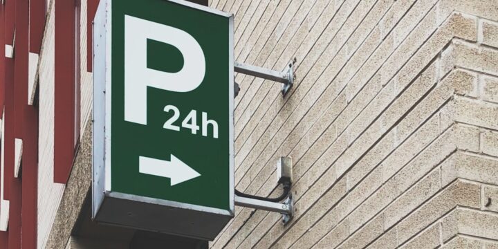 Rodzina parkująca samochód w mieście