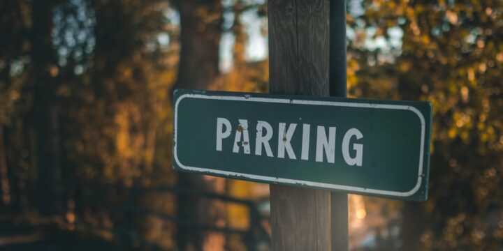 Parking Renoma we Wrocławiu, widok na dostępne miejsca parkingowe