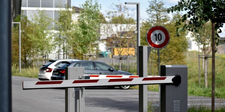 Zaparkowane samochody w Karpaczu podczas ferii zimowych