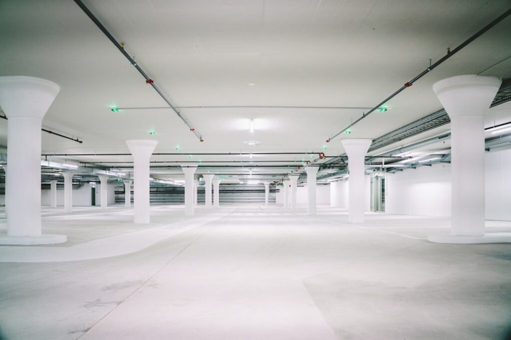 Tani parking na Ławicy w 2026 roku - porównanie cen, odległości i udogodnień