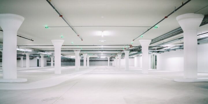 Tani parking na Ławicy w 2026 roku - porównanie cen, odległości i udogodnień