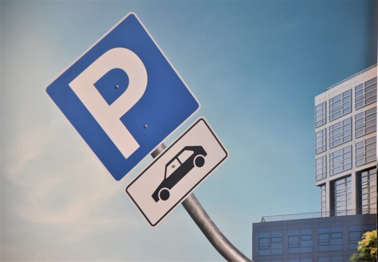 Parking przy centrum handlowym Serenada