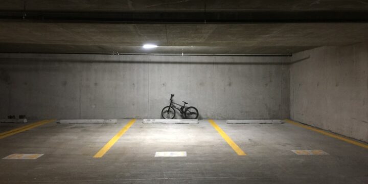 Parking przy lotnisku Modlin na miesiąc w 2026 roku