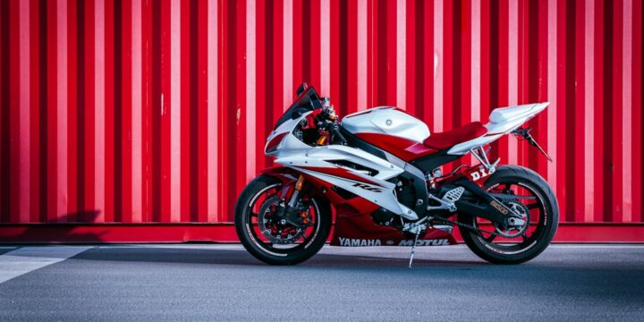 Motocykl zaparkowany w Toruniu