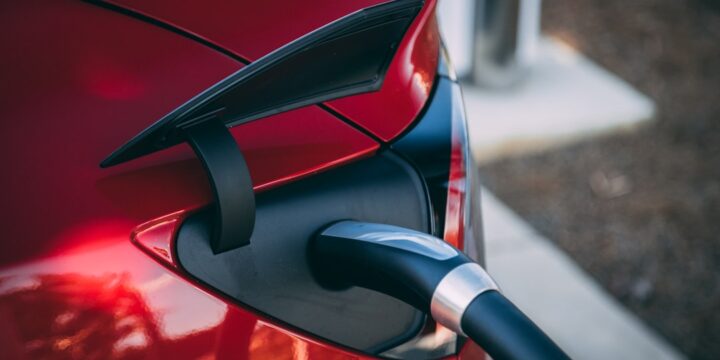 Ładowarka do aut elektrycznych na parkingu w Krakowie