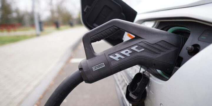 Parking z ładowarką elektryczną w Toruniu