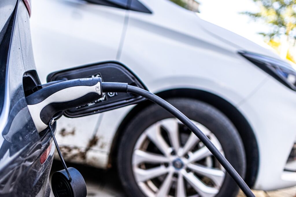 Parking z ładowarką do samochodów elektrycznych w Warszawie