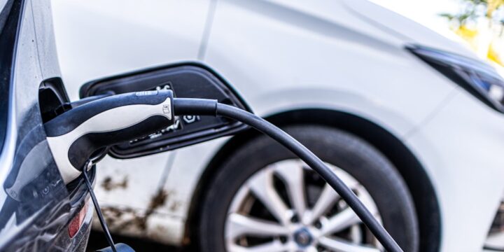 Parking z ładowarką do samochodów elektrycznych w Warszawie