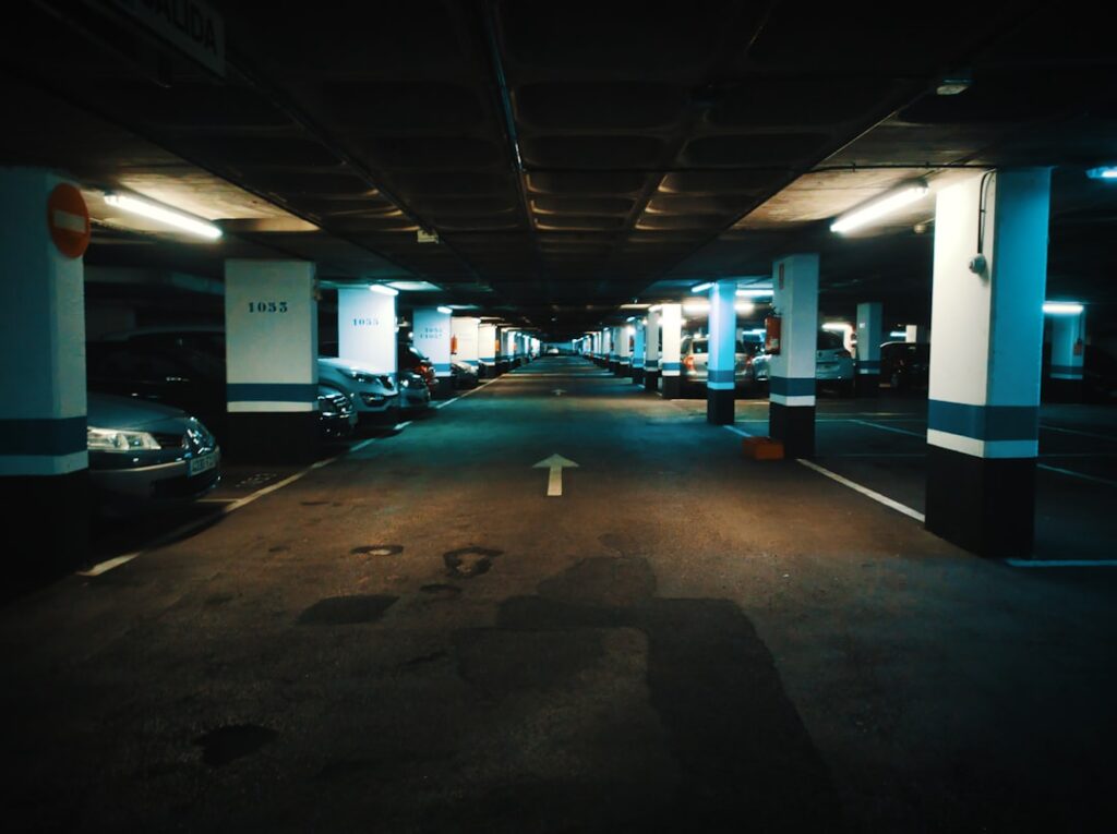 Parking przy centrum handlowym Złote Tarasy