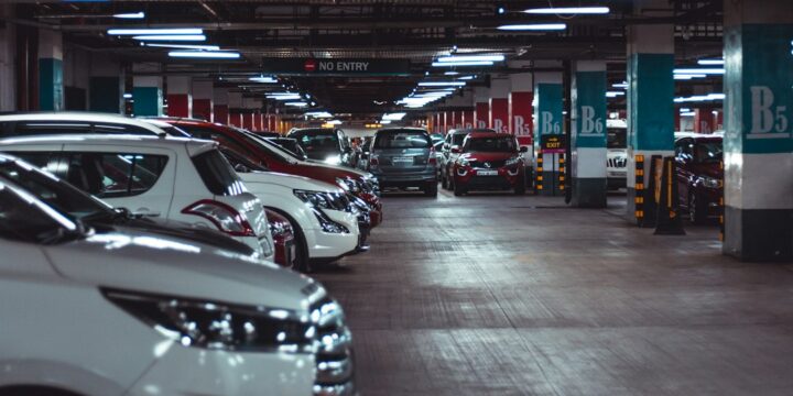 Parking przy centrum handlowym Atrium Biała