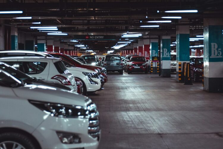 Parking przy centrum handlowym Atrium Biała