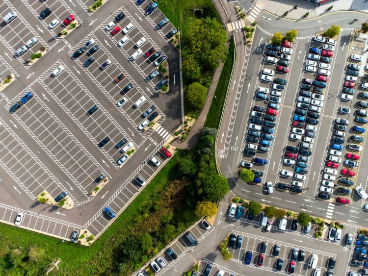 Parking przy Ergo Arenie przed imprezą