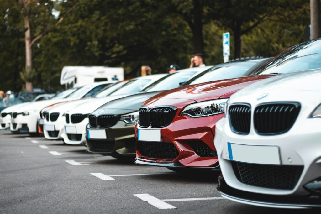 Parking przy Łazienkach Królewskich na spacer z dzieckiem