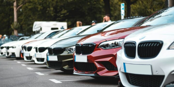 Parking przy Łazienkach Królewskich na spacer z dzieckiem