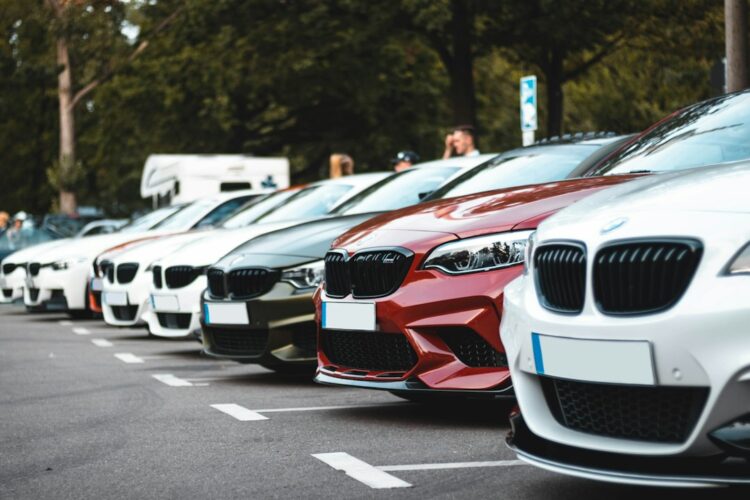 Parking przy Łazienkach Królewskich na spacer z dzieckiem