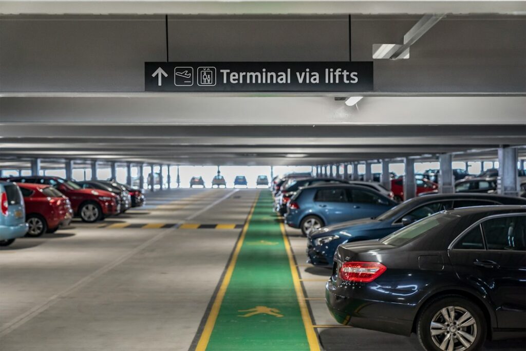 Parking przy Plazie w Poznaniu widok z ulicy