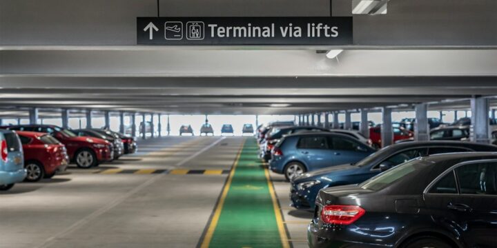 Parking przy Plazie w Poznaniu widok z ulicy