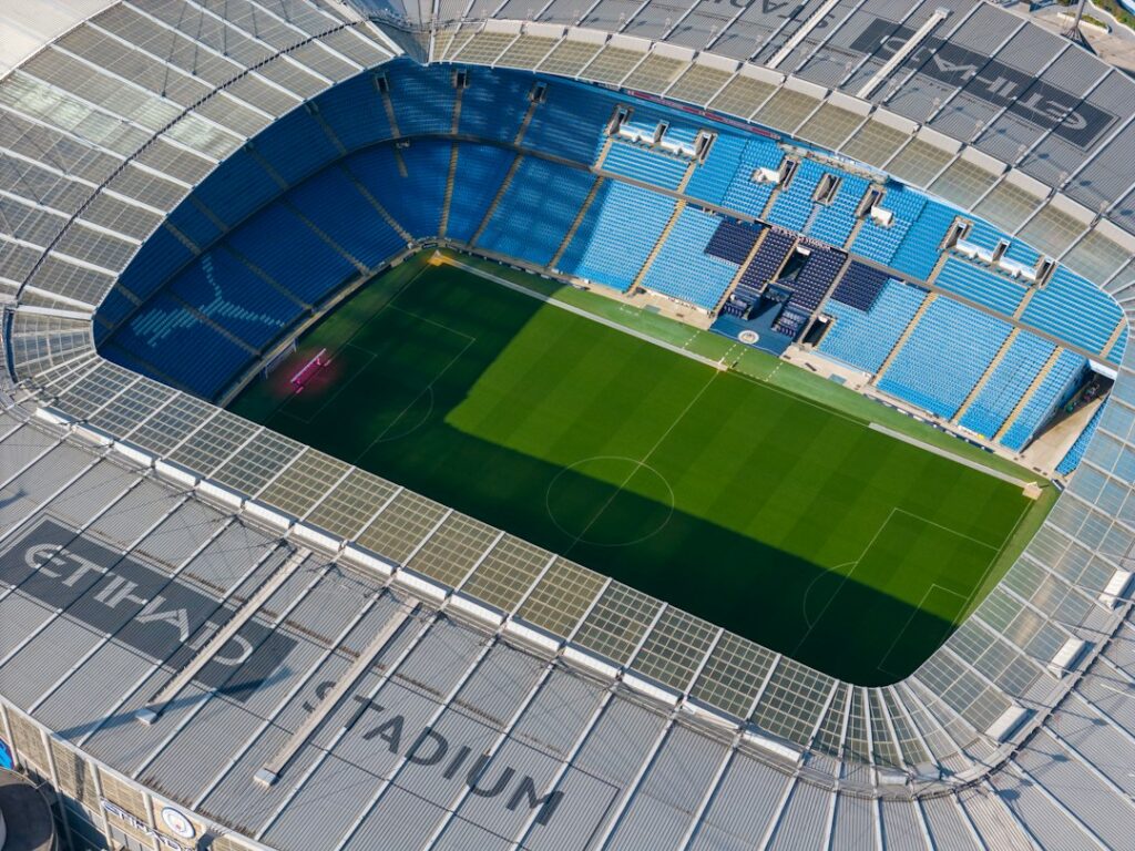 Parking przy stadionie Widzewa w dniu meczu