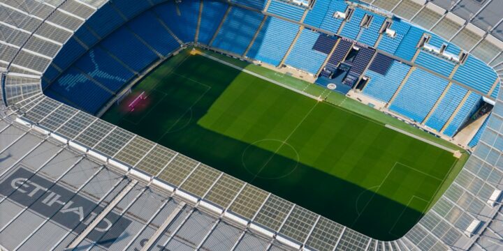 Parking przy stadionie Widzewa w dniu meczu