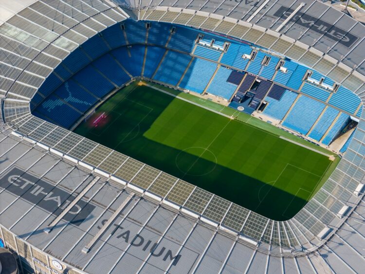 Parking przy stadionie Widzewa w dniu meczu