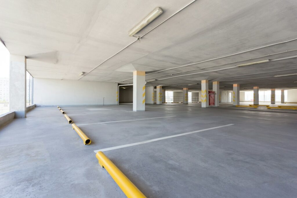 Parking przy Starym Mieście w Lublinie z informacją o opłatach weekendowych